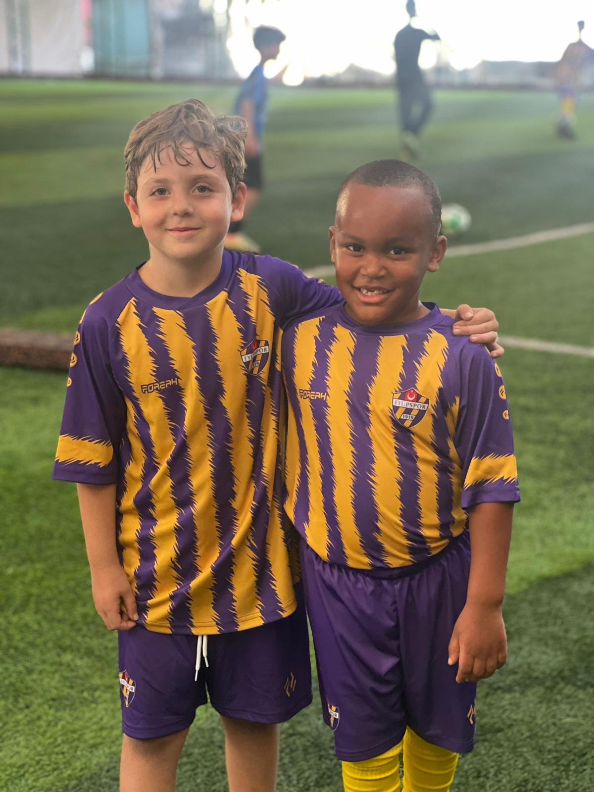 Mini maç yapan öğrenciler